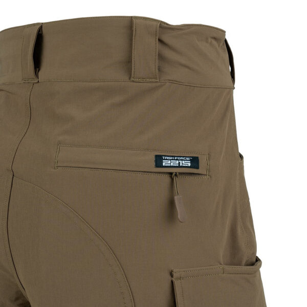 TF 2215 Echo Three tactical korte broek6 De <strong>TF-2215 Echo Three Tactical Korte Broek</strong> is dé ideale keuze voor liefhebbers van outdoor- en tactische activiteiten. Of je nu gaat wandelen, reizen of een tactische missie uitvoert, deze short biedt het perfecte evenwicht tussen functionaliteit, comfort en duurzaamheid. Dankzij het hoogwaardige materiaal en de praktische ontwerpdetails ben je voorbereid op elke situatie. Het lichte, sneldrogende en ademende ontwerp houdt je koel en comfortabel, terwijl de waterbestendige Teflon-afwerking je beschermt tegen lichte regen en vuil. Met een stevige constructie, voldoende opbergruimte en verstelbare pasvorm is deze broek gemaakt om jouw actieve levensstijl te ondersteunen. De <strong>TF-2215 Echo Three Tactical Short</strong> is veelzijdig genoeg voor de meest uitdagende avonturen en biedt tegelijkertijd een strakke, moderne look voor dagelijks gebruik.