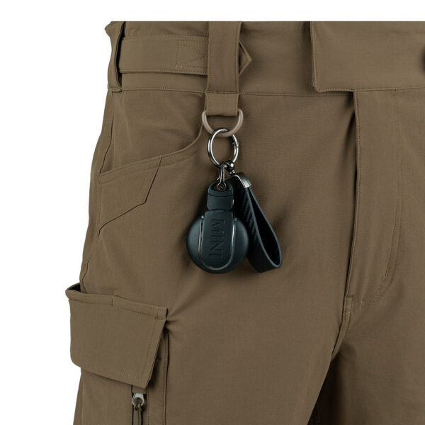 TF 2215 Echo Three tactical korte broek7 De <strong>TF-2215 Echo Three Tactical Korte Broek</strong> is dé ideale keuze voor liefhebbers van outdoor- en tactische activiteiten. Of je nu gaat wandelen, reizen of een tactische missie uitvoert, deze short biedt het perfecte evenwicht tussen functionaliteit, comfort en duurzaamheid. Dankzij het hoogwaardige materiaal en de praktische ontwerpdetails ben je voorbereid op elke situatie. Het lichte, sneldrogende en ademende ontwerp houdt je koel en comfortabel, terwijl de waterbestendige Teflon-afwerking je beschermt tegen lichte regen en vuil. Met een stevige constructie, voldoende opbergruimte en verstelbare pasvorm is deze broek gemaakt om jouw actieve levensstijl te ondersteunen. De <strong>TF-2215 Echo Three Tactical Short</strong> is veelzijdig genoeg voor de meest uitdagende avonturen en biedt tegelijkertijd een strakke, moderne look voor dagelijks gebruik.