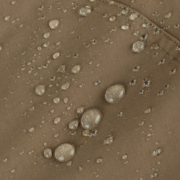 TF 2215 Echo Three tactical korte broek8 De <strong>TF-2215 Echo Three Tactical Korte Broek</strong> is dé ideale keuze voor liefhebbers van outdoor- en tactische activiteiten. Of je nu gaat wandelen, reizen of een tactische missie uitvoert, deze short biedt het perfecte evenwicht tussen functionaliteit, comfort en duurzaamheid. Dankzij het hoogwaardige materiaal en de praktische ontwerpdetails ben je voorbereid op elke situatie. Het lichte, sneldrogende en ademende ontwerp houdt je koel en comfortabel, terwijl de waterbestendige Teflon-afwerking je beschermt tegen lichte regen en vuil. Met een stevige constructie, voldoende opbergruimte en verstelbare pasvorm is deze broek gemaakt om jouw actieve levensstijl te ondersteunen. De <strong>TF-2215 Echo Three Tactical Short</strong> is veelzijdig genoeg voor de meest uitdagende avonturen en biedt tegelijkertijd een strakke, moderne look voor dagelijks gebruik.