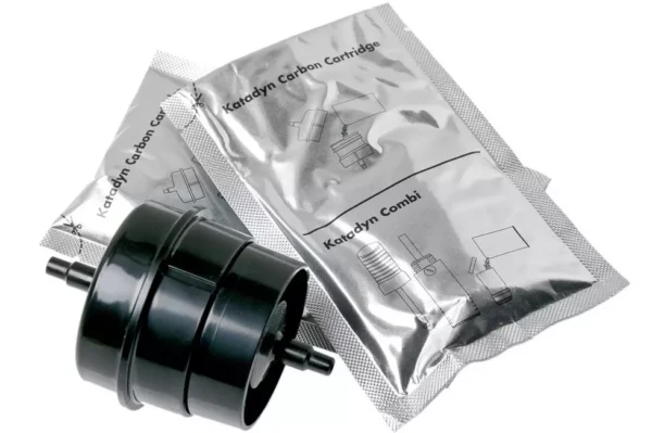 saDF <strong>Katadyn Active Carbon Fles-Adapter (Cartridge met Actief Kool)</strong> De <strong>Katadyn Carbon Cartridge</strong> is een essentiële aanvulling op je waterfiltersysteem en een perfecte keuze voor het verbeteren van de smaak en geur van je gefilterde water. Of je nu de <strong>Katadyn Pocket</strong>, <strong>Sawyer Mini</strong>, of andere waterfilters gebruikt, deze fles-adapter met actief kool haalt effectief nare smaakjes, geurtjes, chemicaliën, pesticiden en organische stoffen uit het water. Met deze <strong>actief-koolfilter</strong> geniet je van schoon, fris en beter smakend water, zelfs wanneer je waterzuiveringstabletten, -poeder of -druppels hebt gebruikt.