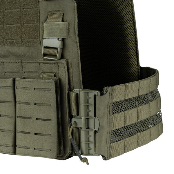 129794 11 08 De <strong>QR Plate Carrier Lasercut</strong> is een <strong>hoogwaardig, lichtgewicht en ergonomisch</strong> tactisch vest, ontworpen voor <strong>professioneel en intensief gebruik</strong>. Dankzij het <strong>Quick Release-systeem</strong> kan het vest in noodgevallen <strong>snel worden afgedaan</strong>, wat essentieel is in veeleisende situaties. Het vest is voorzien van een <strong>lasergesneden MOLLE-systeem</strong>, wat zorgt voor een <strong>strakke, moderne look en veelzijdige uitbreidingsmogelijkheden</strong>. De <strong>verstelbare cumberband</strong> en <strong>ergonomische padding</strong> bieden <strong>maximaal comfort en stabiliteit</strong>, zelfs bij langdurig gebruik.