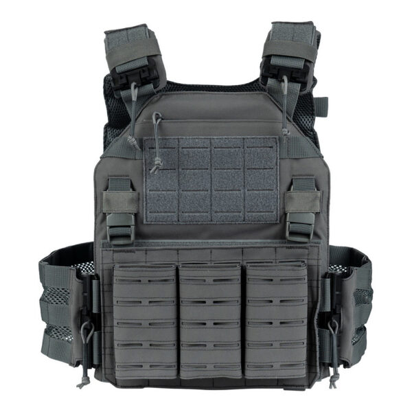 129794 136 01 De <strong>QR Plate Carrier Lasercut</strong> is een <strong>hoogwaardig, lichtgewicht en ergonomisch</strong> tactisch vest, ontworpen voor <strong>professioneel en intensief gebruik</strong>. Dankzij het <strong>Quick Release-systeem</strong> kan het vest in noodgevallen <strong>snel worden afgedaan</strong>, wat essentieel is in veeleisende situaties. Het vest is voorzien van een <strong>lasergesneden MOLLE-systeem</strong>, wat zorgt voor een <strong>strakke, moderne look en veelzijdige uitbreidingsmogelijkheden</strong>. De <strong>verstelbare cumberband</strong> en <strong>ergonomische padding</strong> bieden <strong>maximaal comfort en stabiliteit</strong>, zelfs bij langdurig gebruik.