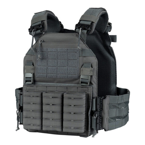 129794 136 02 De <strong>QR Plate Carrier Lasercut</strong> is een <strong>hoogwaardig, lichtgewicht en ergonomisch</strong> tactisch vest, ontworpen voor <strong>professioneel en intensief gebruik</strong>. Dankzij het <strong>Quick Release-systeem</strong> kan het vest in noodgevallen <strong>snel worden afgedaan</strong>, wat essentieel is in veeleisende situaties. Het vest is voorzien van een <strong>lasergesneden MOLLE-systeem</strong>, wat zorgt voor een <strong>strakke, moderne look en veelzijdige uitbreidingsmogelijkheden</strong>. De <strong>verstelbare cumberband</strong> en <strong>ergonomische padding</strong> bieden <strong>maximaal comfort en stabiliteit</strong>, zelfs bij langdurig gebruik.