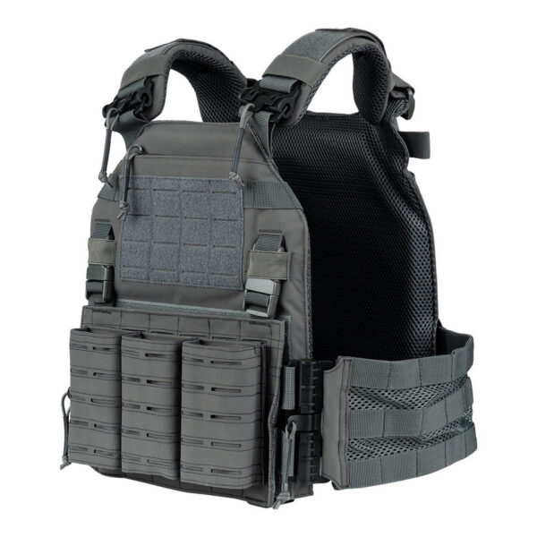 129794 136 03 De <strong>QR Plate Carrier Lasercut</strong> is een <strong>hoogwaardig, lichtgewicht en ergonomisch</strong> tactisch vest, ontworpen voor <strong>professioneel en intensief gebruik</strong>. Dankzij het <strong>Quick Release-systeem</strong> kan het vest in noodgevallen <strong>snel worden afgedaan</strong>, wat essentieel is in veeleisende situaties. Het vest is voorzien van een <strong>lasergesneden MOLLE-systeem</strong>, wat zorgt voor een <strong>strakke, moderne look en veelzijdige uitbreidingsmogelijkheden</strong>. De <strong>verstelbare cumberband</strong> en <strong>ergonomische padding</strong> bieden <strong>maximaal comfort en stabiliteit</strong>, zelfs bij langdurig gebruik.