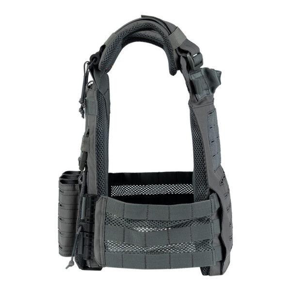 129794 136 04 De <strong>QR Plate Carrier Lasercut</strong> is een <strong>hoogwaardig, lichtgewicht en ergonomisch</strong> tactisch vest, ontworpen voor <strong>professioneel en intensief gebruik</strong>. Dankzij het <strong>Quick Release-systeem</strong> kan het vest in noodgevallen <strong>snel worden afgedaan</strong>, wat essentieel is in veeleisende situaties. Het vest is voorzien van een <strong>lasergesneden MOLLE-systeem</strong>, wat zorgt voor een <strong>strakke, moderne look en veelzijdige uitbreidingsmogelijkheden</strong>. De <strong>verstelbare cumberband</strong> en <strong>ergonomische padding</strong> bieden <strong>maximaal comfort en stabiliteit</strong>, zelfs bij langdurig gebruik.
