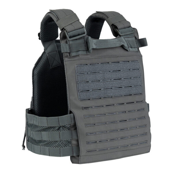 129794 136 06 De <strong>QR Plate Carrier Lasercut</strong> is een <strong>hoogwaardig, lichtgewicht en ergonomisch</strong> tactisch vest, ontworpen voor <strong>professioneel en intensief gebruik</strong>. Dankzij het <strong>Quick Release-systeem</strong> kan het vest in noodgevallen <strong>snel worden afgedaan</strong>, wat essentieel is in veeleisende situaties. Het vest is voorzien van een <strong>lasergesneden MOLLE-systeem</strong>, wat zorgt voor een <strong>strakke, moderne look en veelzijdige uitbreidingsmogelijkheden</strong>. De <strong>verstelbare cumberband</strong> en <strong>ergonomische padding</strong> bieden <strong>maximaal comfort en stabiliteit</strong>, zelfs bij langdurig gebruik.