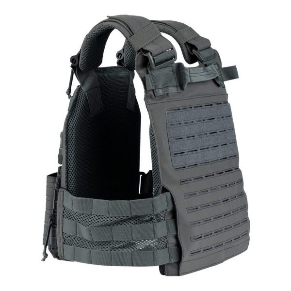 129794 136 07 De <strong>QR Plate Carrier Lasercut</strong> is een <strong>hoogwaardig, lichtgewicht en ergonomisch</strong> tactisch vest, ontworpen voor <strong>professioneel en intensief gebruik</strong>. Dankzij het <strong>Quick Release-systeem</strong> kan het vest in noodgevallen <strong>snel worden afgedaan</strong>, wat essentieel is in veeleisende situaties. Het vest is voorzien van een <strong>lasergesneden MOLLE-systeem</strong>, wat zorgt voor een <strong>strakke, moderne look en veelzijdige uitbreidingsmogelijkheden</strong>. De <strong>verstelbare cumberband</strong> en <strong>ergonomische padding</strong> bieden <strong>maximaal comfort en stabiliteit</strong>, zelfs bij langdurig gebruik.