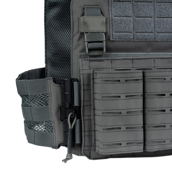 129794 136 08 De <strong>QR Plate Carrier Lasercut</strong> is een <strong>hoogwaardig, lichtgewicht en ergonomisch</strong> tactisch vest, ontworpen voor <strong>professioneel en intensief gebruik</strong>. Dankzij het <strong>Quick Release-systeem</strong> kan het vest in noodgevallen <strong>snel worden afgedaan</strong>, wat essentieel is in veeleisende situaties. Het vest is voorzien van een <strong>lasergesneden MOLLE-systeem</strong>, wat zorgt voor een <strong>strakke, moderne look en veelzijdige uitbreidingsmogelijkheden</strong>. De <strong>verstelbare cumberband</strong> en <strong>ergonomische padding</strong> bieden <strong>maximaal comfort en stabiliteit</strong>, zelfs bij langdurig gebruik.