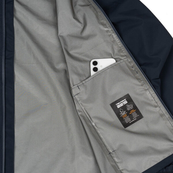 129876 12 07 <p data-start="107" data-end="475">De <strong data-start="110" data-end="146">TF-2215 Waterproof Hardshell Jas</strong> is de perfecte jas voor outdoorliefhebbers die ultieme bescherming zoeken tegen de elementen. Met zijn <strong data-start="250" data-end="274">3-laagse constructie</strong>, een <strong data-start="280" data-end="308">waterkolom van 10.000 mm</strong>, en een <strong data-start="317" data-end="355">ademend vermogen van 5000 g/m²/24h</strong>, is deze jas ontworpen om je <strong data-start="385" data-end="415">droog, comfortabel en warm</strong> te houden, zelfs tijdens de zwaarste weersomstandigheden.</p> <p data-start="477" data-end="708">Dankzij de <strong data-start="488" data-end="518">innovatieve materiaalkeuze</strong> is de jas <strong data-start="529" data-end="568">lichtgewicht, flexibel en slijtvast</strong>, waardoor hij ideaal is voor activiteiten zoals <strong data-start="617" data-end="705">hiken, survival, bushcraft en dagelijks gebruik in natte of winderige omstandigheden</strong>.</p>