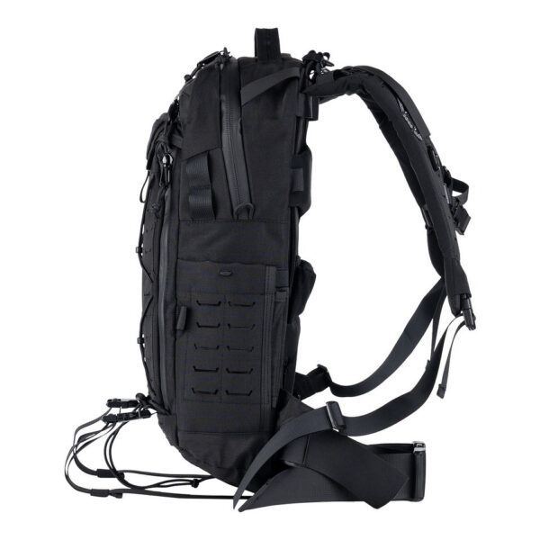 351760 13 03 De <strong>TF-2215 Stealth-Pro Rugzak</strong> is een <strong>compacte, hoogwaardige en veelzijdige rugzak</strong> met een <strong>capaciteit van 22 liter</strong>. Ontworpen voor <strong>tactische en outdoor-gebruikers</strong>, biedt deze rugzak een <strong>innovatief en slim ontwerp</strong> met <strong>stevige materialen</strong> en een <strong>aanpasbaar draagsysteem</strong>. Ideaal voor <strong>dagelijkse avonturen, reizen en professionele toepassingen</strong>. Met zijn <strong>lasergesneden MOLLE-systeem</strong>, <strong>waterdichte ritsen</strong> en <strong>versterkte rugpaneel</strong>, is deze rugzak perfect voor wie een <strong>duurzame en functionele tas</strong> zoekt.