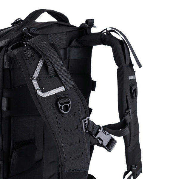 351760 13 06 De <strong>TF-2215 Stealth-Pro Rugzak</strong> is een <strong>compacte, hoogwaardige en veelzijdige rugzak</strong> met een <strong>capaciteit van 22 liter</strong>. Ontworpen voor <strong>tactische en outdoor-gebruikers</strong>, biedt deze rugzak een <strong>innovatief en slim ontwerp</strong> met <strong>stevige materialen</strong> en een <strong>aanpasbaar draagsysteem</strong>. Ideaal voor <strong>dagelijkse avonturen, reizen en professionele toepassingen</strong>. Met zijn <strong>lasergesneden MOLLE-systeem</strong>, <strong>waterdichte ritsen</strong> en <strong>versterkte rugpaneel</strong>, is deze rugzak perfect voor wie een <strong>duurzame en functionele tas</strong> zoekt.