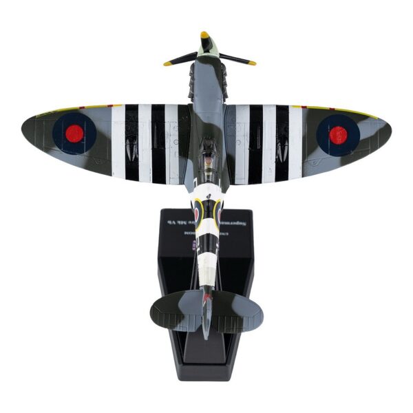 412700 99 03 Ontdek dit gedetailleerde <strong>Die-cast model</strong> van de <strong>Supermarine Spitfire MK VB</strong>, een van de beroemdste jachtvliegtuigen uit de <strong>Tweede Wereldoorlog</strong>. De Spitfire speelde een cruciale rol tijdens de <strong>Slag om Engeland (Battle of Britain)</strong> en stond bekend om zijn <strong>uitstekende wendbaarheid, snelheid en aerodynamisch ontwerp</strong>. Dit model is een eerbetoon aan het vliegtuig dat de Britse luchtverdediging hielp veiligstellen en wordt nog steeds bewonderd door luchtvaartliefhebbers wereldwijd. Dit <strong>schaalmodel (1:72)</strong> is nauwkeurig ontworpen met oog voor detail en wordt geleverd met een <strong>displaystandaard</strong>, waardoor het een perfecte aanvulling is op elke verzameling van militaire luchtvaartgeschiedenis.