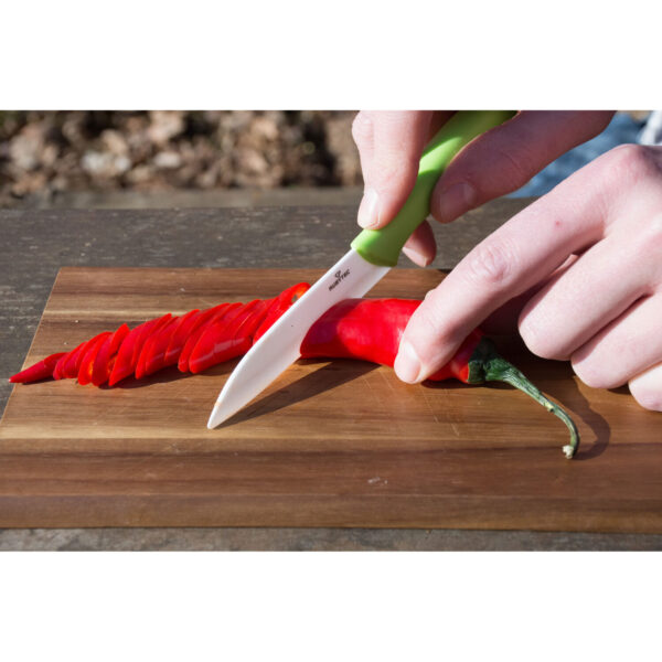 Ceramic Mini Foldable Knife blue12 <div class="colordesc"> <p data-start="111" data-end="553">De <strong data-start="114" data-end="153">Rubytec Ceramic Mini Foldable Knife</strong> is een <strong data-start="161" data-end="186">ultralicht en compact</strong> zakmes, ideaal voor outdoorliefhebbers, kampeerders en watersporters. Dankzij het <strong data-start="269" data-end="308">keramische lemmet (Zirkonium Oxide)</strong> blijft het mes <strong data-start="324" data-end="345">extra lang scherp</strong>, roest het niet en is het <strong data-start="372" data-end="391">zeer hygiënisch</strong>. Bovendien wordt het niet aangetast door zuren, olie of zout, waardoor het perfect is voor het snijden van groenten en fruit zonder verkleuring te veroorzaken.</p> <p data-start="555" data-end="765">Het slimme <strong data-start="566" data-end="588">opvouwbare ontwerp</strong> maakt het veilig en makkelijk mee te nemen in een jas- of broekzak. Met de <strong data-start="664" data-end="693">roestvrijstalen schroeven</strong> kan het vouwmechanisme naar wens strakker of losser worden afgesteld.</p> <p data-start="767" data-end="845">Verkrijgbaar in <strong data-start="783" data-end="810">vier stijlvolle kleuren</strong>: <strong data-start="812" data-end="842">Blauw, Groen, Rood & Zwart</strong>.</p> </div> <div> <h4><span style="color: #ff0000;"><strong>Messen en bijlen versturen wij altijd met leeftijdscheck 18+!</strong></span></h4> <strong>>><a href="https://youtu.be/0ECq2sJsqxQ" target="_blank" rel="noopener"> Video YouTube</a></strong> </div>