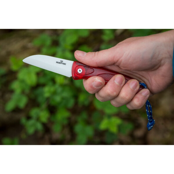 Ceramic Mini Foldable Knife blue7 <div class="colordesc"> <p data-start="111" data-end="553">De <strong data-start="114" data-end="153">Rubytec Ceramic Mini Foldable Knife</strong> is een <strong data-start="161" data-end="186">ultralicht en compact</strong> zakmes, ideaal voor outdoorliefhebbers, kampeerders en watersporters. Dankzij het <strong data-start="269" data-end="308">keramische lemmet (Zirkonium Oxide)</strong> blijft het mes <strong data-start="324" data-end="345">extra lang scherp</strong>, roest het niet en is het <strong data-start="372" data-end="391">zeer hygiënisch</strong>. Bovendien wordt het niet aangetast door zuren, olie of zout, waardoor het perfect is voor het snijden van groenten en fruit zonder verkleuring te veroorzaken.</p> <p data-start="555" data-end="765">Het slimme <strong data-start="566" data-end="588">opvouwbare ontwerp</strong> maakt het veilig en makkelijk mee te nemen in een jas- of broekzak. Met de <strong data-start="664" data-end="693">roestvrijstalen schroeven</strong> kan het vouwmechanisme naar wens strakker of losser worden afgesteld.</p> <p data-start="767" data-end="845">Verkrijgbaar in <strong data-start="783" data-end="810">vier stijlvolle kleuren</strong>: <strong data-start="812" data-end="842">Blauw, Groen, Rood & Zwart</strong>.</p> </div> <div> <h4><span style="color: #ff0000;"><strong>Messen en bijlen versturen wij altijd met leeftijdscheck 18+!</strong></span></h4> <strong>>><a href="https://youtu.be/0ECq2sJsqxQ" target="_blank" rel="noopener"> Video YouTube</a></strong> </div>