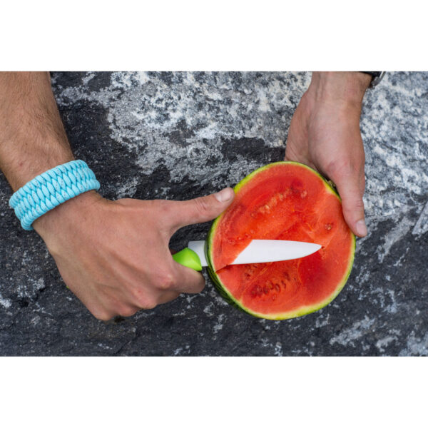 Ceramic Mini Foldable Knife blue8 <div class="colordesc"> <p data-start="111" data-end="553">De <strong data-start="114" data-end="153">Rubytec Ceramic Mini Foldable Knife</strong> is een <strong data-start="161" data-end="186">ultralicht en compact</strong> zakmes, ideaal voor outdoorliefhebbers, kampeerders en watersporters. Dankzij het <strong data-start="269" data-end="308">keramische lemmet (Zirkonium Oxide)</strong> blijft het mes <strong data-start="324" data-end="345">extra lang scherp</strong>, roest het niet en is het <strong data-start="372" data-end="391">zeer hygiënisch</strong>. Bovendien wordt het niet aangetast door zuren, olie of zout, waardoor het perfect is voor het snijden van groenten en fruit zonder verkleuring te veroorzaken.</p> <p data-start="555" data-end="765">Het slimme <strong data-start="566" data-end="588">opvouwbare ontwerp</strong> maakt het veilig en makkelijk mee te nemen in een jas- of broekzak. Met de <strong data-start="664" data-end="693">roestvrijstalen schroeven</strong> kan het vouwmechanisme naar wens strakker of losser worden afgesteld.</p> <p data-start="767" data-end="845">Verkrijgbaar in <strong data-start="783" data-end="810">vier stijlvolle kleuren</strong>: <strong data-start="812" data-end="842">Blauw, Groen, Rood & Zwart</strong>.</p> </div> <div> <h4><span style="color: #ff0000;"><strong>Messen en bijlen versturen wij altijd met leeftijdscheck 18+!</strong></span></h4> <strong>>><a href="https://youtu.be/0ECq2sJsqxQ" target="_blank" rel="noopener"> Video YouTube</a></strong> </div>