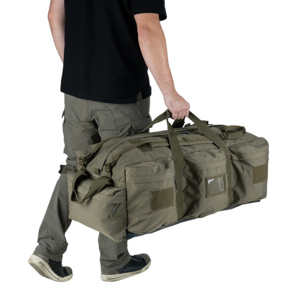 Deployment Cargo tas 100L11 De <strong>Deployment Cargo Tas 100L</strong> is een <strong>ruime, duurzame en veelzijdige</strong> tas, ontworpen voor <strong>professionele en intensieve outdoor-gebruikers</strong>. Met een enorme capaciteit van <strong>100 liter</strong> is deze tas perfect voor het <strong>vervoeren van grote hoeveelheden uitrusting</strong>, ideaal voor <strong>militairen, reizigers, outdoor-liefhebbers en sporters</strong>. Dankzij de <strong>meerdere draagopties</strong>, zoals <strong>stevige handvatten en verstelbare schouderriemen</strong>, kan de tas <strong>zowel als duffeltas als rugzak</strong> worden gedragen. Het <strong>slijtvast Cordura-materiaal</strong> en de <strong>sterke ritssluitingen</strong> zorgen voor een lange levensduur en extra bescherming van je uitrusting.
