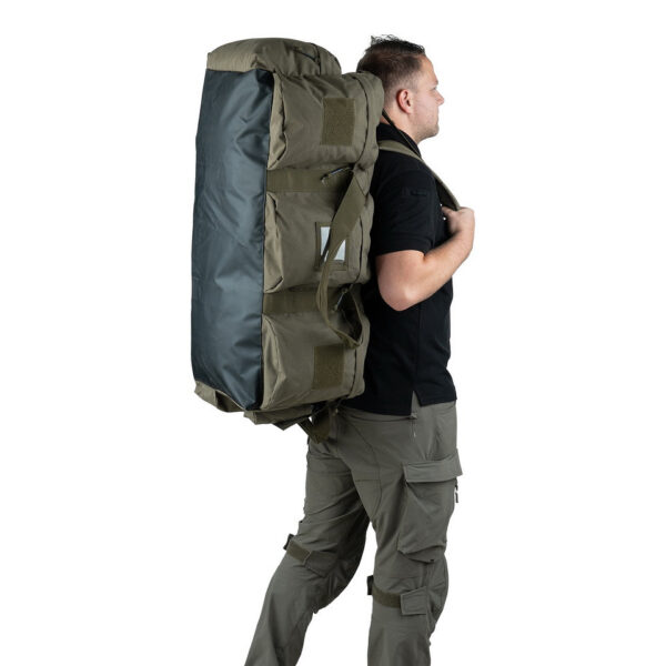 Deployment Cargo tas 100L12 De <strong>Deployment Cargo Tas 100L</strong> is een <strong>ruime, duurzame en veelzijdige</strong> tas, ontworpen voor <strong>professionele en intensieve outdoor-gebruikers</strong>. Met een enorme capaciteit van <strong>100 liter</strong> is deze tas perfect voor het <strong>vervoeren van grote hoeveelheden uitrusting</strong>, ideaal voor <strong>militairen, reizigers, outdoor-liefhebbers en sporters</strong>. Dankzij de <strong>meerdere draagopties</strong>, zoals <strong>stevige handvatten en verstelbare schouderriemen</strong>, kan de tas <strong>zowel als duffeltas als rugzak</strong> worden gedragen. Het <strong>slijtvast Cordura-materiaal</strong> en de <strong>sterke ritssluitingen</strong> zorgen voor een lange levensduur en extra bescherming van je uitrusting.