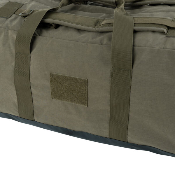 Deployment Cargo tas 100L13 De <strong>Deployment Cargo Tas 100L</strong> is een <strong>ruime, duurzame en veelzijdige</strong> tas, ontworpen voor <strong>professionele en intensieve outdoor-gebruikers</strong>. Met een enorme capaciteit van <strong>100 liter</strong> is deze tas perfect voor het <strong>vervoeren van grote hoeveelheden uitrusting</strong>, ideaal voor <strong>militairen, reizigers, outdoor-liefhebbers en sporters</strong>. Dankzij de <strong>meerdere draagopties</strong>, zoals <strong>stevige handvatten en verstelbare schouderriemen</strong>, kan de tas <strong>zowel als duffeltas als rugzak</strong> worden gedragen. Het <strong>slijtvast Cordura-materiaal</strong> en de <strong>sterke ritssluitingen</strong> zorgen voor een lange levensduur en extra bescherming van je uitrusting.