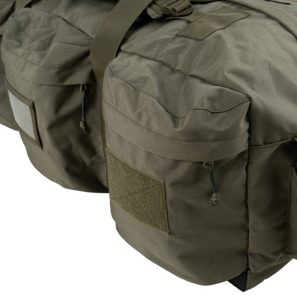 Deployment Cargo tas 100L14 De <strong>Deployment Cargo Tas 100L</strong> is een <strong>ruime, duurzame en veelzijdige</strong> tas, ontworpen voor <strong>professionele en intensieve outdoor-gebruikers</strong>. Met een enorme capaciteit van <strong>100 liter</strong> is deze tas perfect voor het <strong>vervoeren van grote hoeveelheden uitrusting</strong>, ideaal voor <strong>militairen, reizigers, outdoor-liefhebbers en sporters</strong>. Dankzij de <strong>meerdere draagopties</strong>, zoals <strong>stevige handvatten en verstelbare schouderriemen</strong>, kan de tas <strong>zowel als duffeltas als rugzak</strong> worden gedragen. Het <strong>slijtvast Cordura-materiaal</strong> en de <strong>sterke ritssluitingen</strong> zorgen voor een lange levensduur en extra bescherming van je uitrusting.