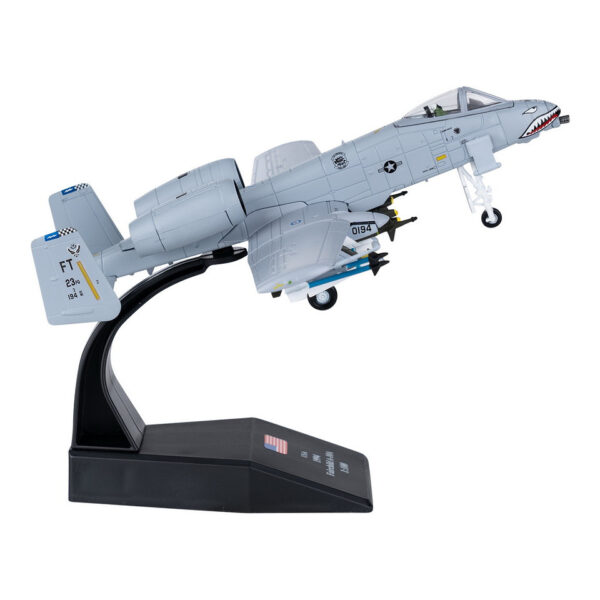 Die cast Model A 10 Thunderbolt 1 100 8 Ontdek dit gedetailleerde <strong>Die-cast model</strong> van de legendarische <strong>A-10 Thunderbolt II</strong>, beter bekend als de "Warthog". Dit robuuste aanvals- en grondsteunvliegtuig is beroemd om zijn <strong>uitzonderlijke precisie, vuurkracht en duurzaamheid</strong>. Ontworpen om <strong>pantservoertuigen en vijandelijke posities uit te schakelen</strong>, is de A-10 een icoon binnen de militaire luchtvaart. Dit schaalmodel van <strong>1:100</strong> biedt een prachtige weergave van het originele toestel en wordt geleverd met een <strong>displaystandaard</strong>, ideaal voor verzamelaars en luchtvaartliefhebbers.