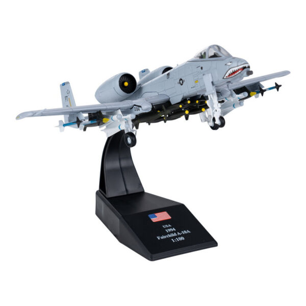 Die cast Model A 10 Thunderbolt 1 100 81 Ontdek dit gedetailleerde <strong>Die-cast model</strong> van de legendarische <strong>A-10 Thunderbolt II</strong>, beter bekend als de "Warthog". Dit robuuste aanvals- en grondsteunvliegtuig is beroemd om zijn <strong>uitzonderlijke precisie, vuurkracht en duurzaamheid</strong>. Ontworpen om <strong>pantservoertuigen en vijandelijke posities uit te schakelen</strong>, is de A-10 een icoon binnen de militaire luchtvaart. Dit schaalmodel van <strong>1:100</strong> biedt een prachtige weergave van het originele toestel en wordt geleverd met een <strong>displaystandaard</strong>, ideaal voor verzamelaars en luchtvaartliefhebbers.