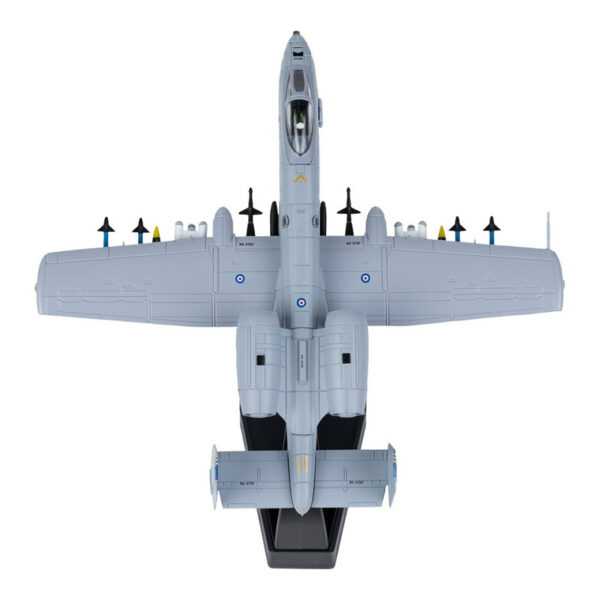 Die cast Model A 10 Thunderbolt 1 100 82 Ontdek dit gedetailleerde <strong>Die-cast model</strong> van de legendarische <strong>A-10 Thunderbolt II</strong>, beter bekend als de "Warthog". Dit robuuste aanvals- en grondsteunvliegtuig is beroemd om zijn <strong>uitzonderlijke precisie, vuurkracht en duurzaamheid</strong>. Ontworpen om <strong>pantservoertuigen en vijandelijke posities uit te schakelen</strong>, is de A-10 een icoon binnen de militaire luchtvaart. Dit schaalmodel van <strong>1:100</strong> biedt een prachtige weergave van het originele toestel en wordt geleverd met een <strong>displaystandaard</strong>, ideaal voor verzamelaars en luchtvaartliefhebbers.
