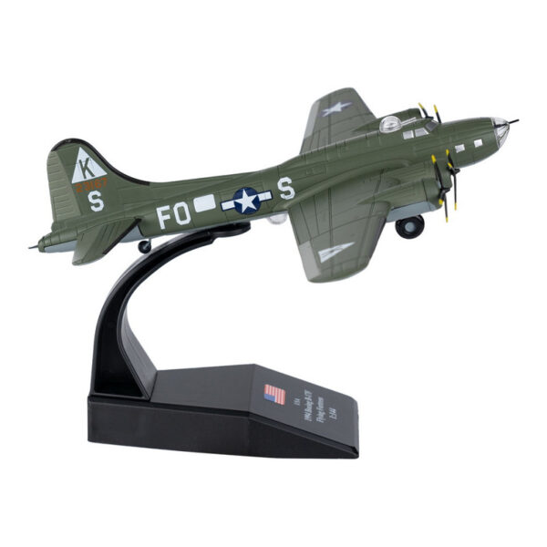 Die cast Model B 17 Flying Fortress USA Ontdek dit gedetailleerde <strong>Die-cast model</strong> van de <strong>Boeing B-17 Flying Fortress</strong>, een van de beroemdste zware bommenwerpers uit <strong>de Tweede Wereldoorlog</strong>. Dit viermotorige vliegtuig stond bekend om zijn <strong>lange afstand, zware bewapening en indrukwekkende overlevingsvermogen</strong>, waardoor het een cruciale rol speelde bij strategische bombardementen boven Europa en de Stille Oceaan. De B-17 werd ingezet door de <strong>US Army Air Forces (USAAF)</strong> en verdiende zijn bijnaam "Flying Fortress" dankzij zijn sterke bepantsering en krachtige defensieve bewapening. Dit <strong>1:144 schaalmodel</strong> brengt de indrukwekkende uitstraling van de B-17 tot leven en is een must-have voor verzamelaars en luchtvaartliefhebbers.