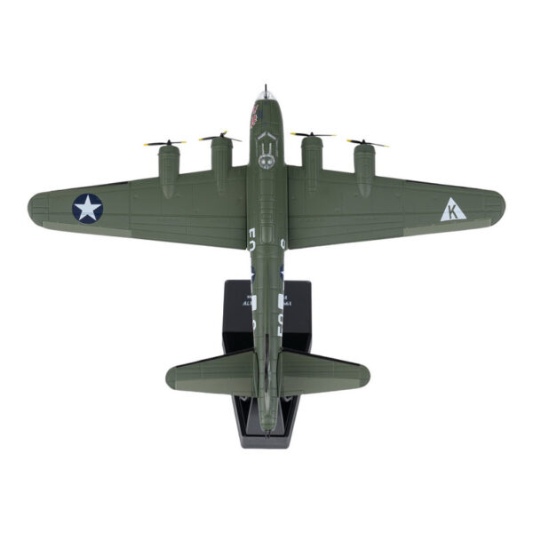 Die cast Model B 17 Flying Fortress USA2 Ontdek dit gedetailleerde <strong>Die-cast model</strong> van de <strong>Boeing B-17 Flying Fortress</strong>, een van de beroemdste zware bommenwerpers uit <strong>de Tweede Wereldoorlog</strong>. Dit viermotorige vliegtuig stond bekend om zijn <strong>lange afstand, zware bewapening en indrukwekkende overlevingsvermogen</strong>, waardoor het een cruciale rol speelde bij strategische bombardementen boven Europa en de Stille Oceaan. De B-17 werd ingezet door de <strong>US Army Air Forces (USAAF)</strong> en verdiende zijn bijnaam "Flying Fortress" dankzij zijn sterke bepantsering en krachtige defensieve bewapening. Dit <strong>1:144 schaalmodel</strong> brengt de indrukwekkende uitstraling van de B-17 tot leven en is een must-have voor verzamelaars en luchtvaartliefhebbers.