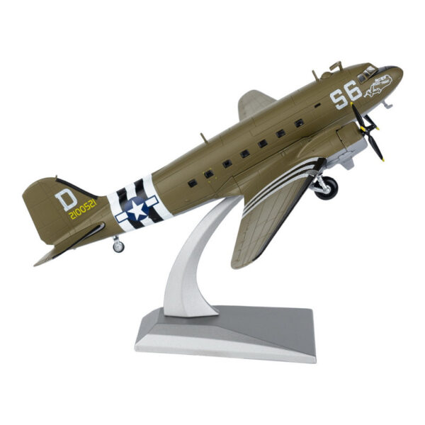 Die cast Model C 47D Skytrain Ontdek dit gedetailleerde <strong>Die-cast model</strong> van de <strong>Douglas C-47 Skytrain</strong>, een van de meest iconische militaire transportvliegtuigen uit de geschiedenis. Dit toestel, gebaseerd op de DC-3, speelde een cruciale rol tijdens <strong>de Tweede Wereldoorlog</strong>, <strong>de Berlijnse luchtbrug</strong> en vele andere militaire operaties. Het werd gebruikt voor <strong>troepentransport, bevoorrading en zelfs parachutedroppings</strong> tijdens belangrijke missies zoals <strong>D-Day (Operatie Overlord)</strong> en <strong>Operatie Market Garden</strong>. Dit <strong>schaalmodel (1:100)</strong> is zorgvuldig vervaardigd met oog voor detail en wordt geleverd met een <strong>displaystandaard</strong>, waardoor het een prachtige toevoeging is voor verzamelaars en luchtvaartliefhebbers.