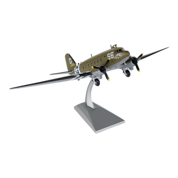 Die cast Model C 47D Skytrain1 Ontdek dit gedetailleerde <strong>Die-cast model</strong> van de <strong>Douglas C-47 Skytrain</strong>, een van de meest iconische militaire transportvliegtuigen uit de geschiedenis. Dit toestel, gebaseerd op de DC-3, speelde een cruciale rol tijdens <strong>de Tweede Wereldoorlog</strong>, <strong>de Berlijnse luchtbrug</strong> en vele andere militaire operaties. Het werd gebruikt voor <strong>troepentransport, bevoorrading en zelfs parachutedroppings</strong> tijdens belangrijke missies zoals <strong>D-Day (Operatie Overlord)</strong> en <strong>Operatie Market Garden</strong>. Dit <strong>schaalmodel (1:100)</strong> is zorgvuldig vervaardigd met oog voor detail en wordt geleverd met een <strong>displaystandaard</strong>, waardoor het een prachtige toevoeging is voor verzamelaars en luchtvaartliefhebbers.