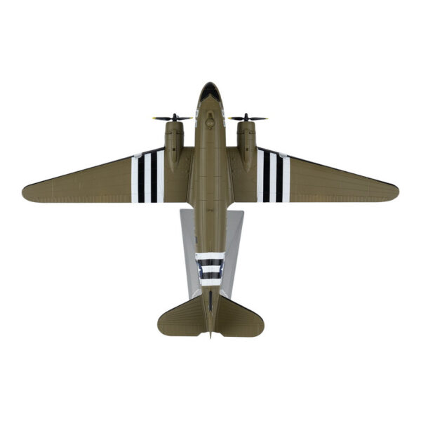 Die cast Model C 47D Skytrain2 Ontdek dit gedetailleerde <strong>Die-cast model</strong> van de <strong>Douglas C-47 Skytrain</strong>, een van de meest iconische militaire transportvliegtuigen uit de geschiedenis. Dit toestel, gebaseerd op de DC-3, speelde een cruciale rol tijdens <strong>de Tweede Wereldoorlog</strong>, <strong>de Berlijnse luchtbrug</strong> en vele andere militaire operaties. Het werd gebruikt voor <strong>troepentransport, bevoorrading en zelfs parachutedroppings</strong> tijdens belangrijke missies zoals <strong>D-Day (Operatie Overlord)</strong> en <strong>Operatie Market Garden</strong>. Dit <strong>schaalmodel (1:100)</strong> is zorgvuldig vervaardigd met oog voor detail en wordt geleverd met een <strong>displaystandaard</strong>, waardoor het een prachtige toevoeging is voor verzamelaars en luchtvaartliefhebbers.