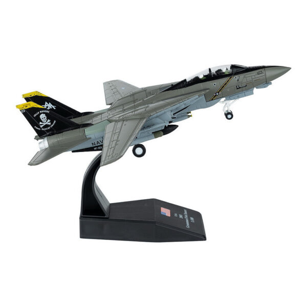 Die cast Model F 14A Tomcat USA Ontdek dit gedetailleerde <strong>Die-cast model</strong> van de iconische <strong>F-14A Tomcat</strong>, het legendarische <strong>tweezits gevechtsvliegtuig</strong> dat wereldwijd bekend werd door zijn ongeëvenaarde luchtverdediging en precisieaanvallen. De F-14 Tomcat was jarenlang het speerpunt van de Amerikaanse marine en werd beroemd door zijn geavanceerde <strong>zwaaivleugelsysteem</strong>, dat zorgde voor ongekende wendbaarheid en snelheid. Dit model op <strong>schaal 1:100</strong> biedt een prachtige weergave van de F-14A en wordt geleverd met een <strong>displaystandaard</strong>, ideaal voor verzamelaars en luchtvaartenthousiastelingen.