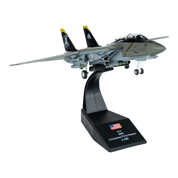 Die cast Model F 14A Tomcat USA1 Ontdek dit gedetailleerde <strong>Die-cast model</strong> van de iconische <strong>F-14A Tomcat</strong>, het legendarische <strong>tweezits gevechtsvliegtuig</strong> dat wereldwijd bekend werd door zijn ongeëvenaarde luchtverdediging en precisieaanvallen. De F-14 Tomcat was jarenlang het speerpunt van de Amerikaanse marine en werd beroemd door zijn geavanceerde <strong>zwaaivleugelsysteem</strong>, dat zorgde voor ongekende wendbaarheid en snelheid. Dit model op <strong>schaal 1:100</strong> biedt een prachtige weergave van de F-14A en wordt geleverd met een <strong>displaystandaard</strong>, ideaal voor verzamelaars en luchtvaartenthousiastelingen.