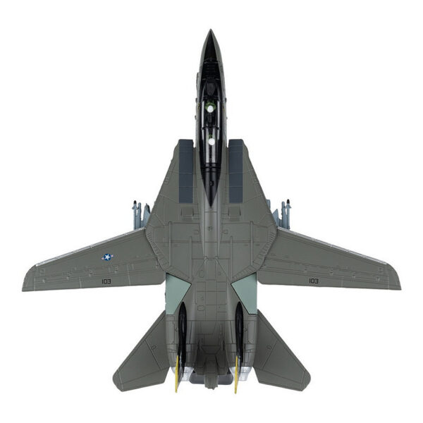 Die cast Model F 14A Tomcat USA2 Ontdek dit gedetailleerde <strong>Die-cast model</strong> van de iconische <strong>F-14A Tomcat</strong>, het legendarische <strong>tweezits gevechtsvliegtuig</strong> dat wereldwijd bekend werd door zijn ongeëvenaarde luchtverdediging en precisieaanvallen. De F-14 Tomcat was jarenlang het speerpunt van de Amerikaanse marine en werd beroemd door zijn geavanceerde <strong>zwaaivleugelsysteem</strong>, dat zorgde voor ongekende wendbaarheid en snelheid. Dit model op <strong>schaal 1:100</strong> biedt een prachtige weergave van de F-14A en wordt geleverd met een <strong>displaystandaard</strong>, ideaal voor verzamelaars en luchtvaartenthousiastelingen.
