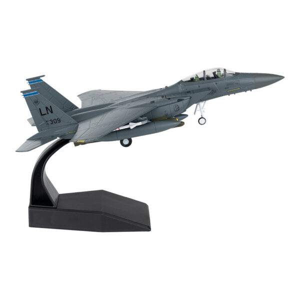 Die cast Model F 15E 1 100 9 Ontdek dit gedetailleerde <strong>Die-cast model</strong> van de <strong>F-15E Strike Eagle</strong>, een van de meest formidabele gevechtsvliegtuigen ter wereld. Bekend om zijn <strong>superieure kracht, precisie en veelzijdigheid</strong>, is dit model een must-have voor <strong>verzamelaars en luchtvaartliefhebbers</strong>. Het vliegtuig wordt geleverd met een <strong>standaard</strong>, waardoor het perfect is om tentoon te stellen.