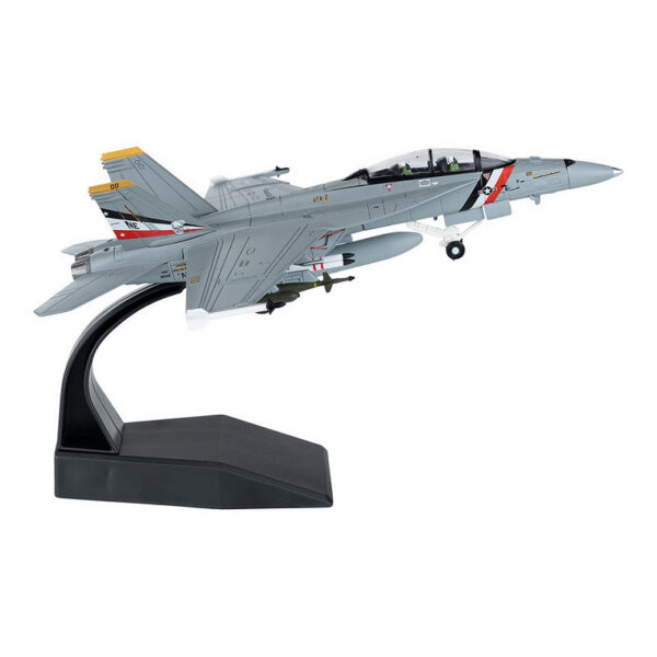 Die cast Model F 18E US Air force Ontdek dit gedetailleerde <strong>Die-cast model</strong> van de <strong>F/A-18E Super Hornet</strong>, een veelzijdig en krachtig gevechtsvliegtuig dat in dienst is bij de <strong>US Air Force en US Navy</strong>. Dit geavanceerde toestel is een verbeterde versie van de originele F/A-18 Hornet en wordt gewaardeerd om zijn <strong>superieure wendbaarheid, krachtige bewapening en veelzijdigheid</strong> in zowel luchtgevechten als grondaanvallen. Dit <strong>schaalmodel (1:100)</strong> is met oog voor detail vervaardigd en wordt geleverd met een <strong>displaystandaard</strong>, waardoor het een perfecte toevoeging is voor verzamelaars en luchtvaartliefhebbers.