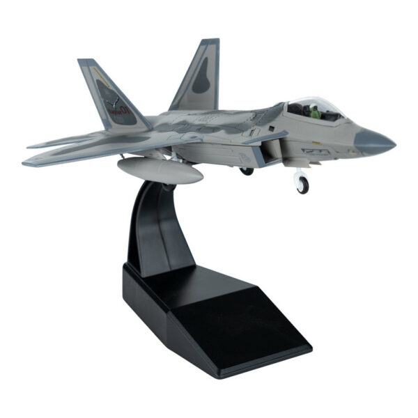 Die cast Model F 22 Raptor US Air force 1 Ontdek dit gedetailleerde <strong>Die-cast model</strong> van de <strong>F-22 Raptor</strong>, het revolutionaire stealth-gevechtsvliegtuig van de <strong>US Air Force</strong>. De <strong>F-22 Raptor</strong> is ontworpen als <strong>vijfde generatie jachtvliegtuig</strong> met ongeëvenaarde luchtgevechtscapaciteiten, supercruise-snelheden en geavanceerde stealth-technologie. Dit machtige toestel combineert snelheid, wendbaarheid en dodelijke precisie en wordt beschouwd als een van de meest geavanceerde gevechtsvliegtuigen ter wereld. Dit hoogwaardige <strong>schaalmodel (1:100)</strong> biedt een nauwkeurige weergave van de F-22 en wordt geleverd met een <strong>displaystandaard</strong>, waardoor het een uitstekende aanvulling is voor verzamelaars en luchtvaartliefhebbers.