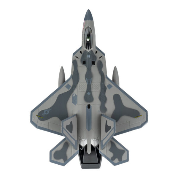 Die cast Model F 22 Raptor US Air force 2 Ontdek dit gedetailleerde <strong>Die-cast model</strong> van de <strong>F-22 Raptor</strong>, het revolutionaire stealth-gevechtsvliegtuig van de <strong>US Air Force</strong>. De <strong>F-22 Raptor</strong> is ontworpen als <strong>vijfde generatie jachtvliegtuig</strong> met ongeëvenaarde luchtgevechtscapaciteiten, supercruise-snelheden en geavanceerde stealth-technologie. Dit machtige toestel combineert snelheid, wendbaarheid en dodelijke precisie en wordt beschouwd als een van de meest geavanceerde gevechtsvliegtuigen ter wereld. Dit hoogwaardige <strong>schaalmodel (1:100)</strong> biedt een nauwkeurige weergave van de F-22 en wordt geleverd met een <strong>displaystandaard</strong>, waardoor het een uitstekende aanvulling is voor verzamelaars en luchtvaartliefhebbers.