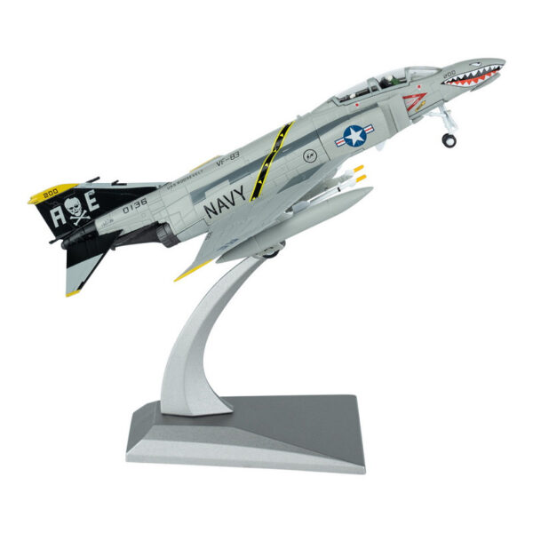 Die cast Model F 4 Phantom USA Ontdek dit gedetailleerde <strong>Die-cast model</strong> van de <strong>F-4 Phantom II</strong>, een van de meest iconische gevechtsvliegtuigen uit de Koude Oorlog. De <strong>F-4 Phantom</strong> werd wereldwijd beroemd vanwege zijn veelzijdigheid, krachtige prestaties en inzet in meerdere conflicten, waaronder de <strong>Vietnamoorlog</strong> en de <strong>Golfoorlog</strong>. Dit tweemotorige straalvliegtuig stond bekend om zijn indrukwekkende snelheid, zware bewapening en uitstekende luchtverdedigingscapaciteiten. Dit hoogwaardige <strong>schaalmodel (1:100)</strong> biedt een prachtige weergave van de F-4 Phantom en wordt geleverd met een <strong>displaystandaard</strong>, waardoor het een uitstekende aanvulling is voor verzamelaars en luchtvaartliefhebbers.