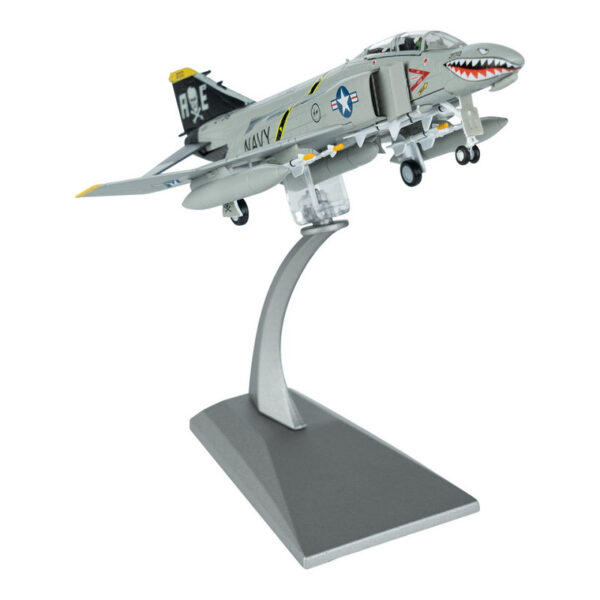 Die cast Model F 4 Phantom USA1 Ontdek dit gedetailleerde <strong>Die-cast model</strong> van de <strong>F-4 Phantom II</strong>, een van de meest iconische gevechtsvliegtuigen uit de Koude Oorlog. De <strong>F-4 Phantom</strong> werd wereldwijd beroemd vanwege zijn veelzijdigheid, krachtige prestaties en inzet in meerdere conflicten, waaronder de <strong>Vietnamoorlog</strong> en de <strong>Golfoorlog</strong>. Dit tweemotorige straalvliegtuig stond bekend om zijn indrukwekkende snelheid, zware bewapening en uitstekende luchtverdedigingscapaciteiten. Dit hoogwaardige <strong>schaalmodel (1:100)</strong> biedt een prachtige weergave van de F-4 Phantom en wordt geleverd met een <strong>displaystandaard</strong>, waardoor het een uitstekende aanvulling is voor verzamelaars en luchtvaartliefhebbers.