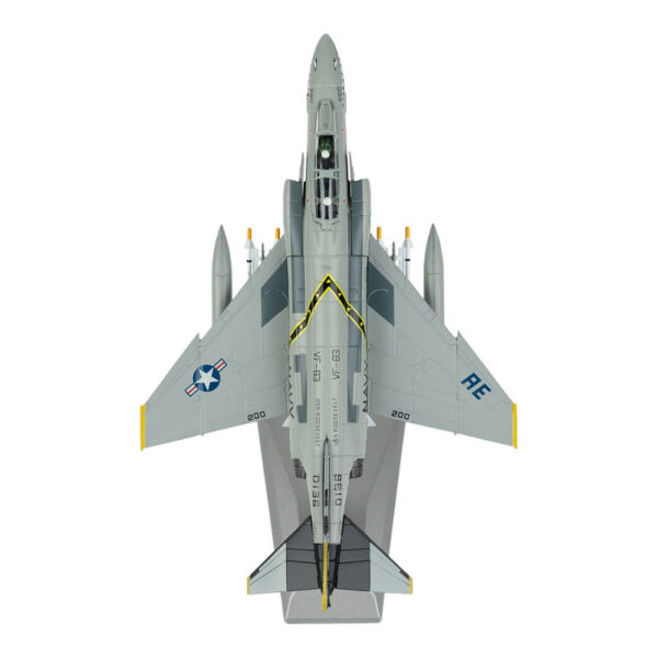 Die cast Model F 4 Phantom USA2 Ontdek dit gedetailleerde <strong>Die-cast model</strong> van de <strong>F-4 Phantom II</strong>, een van de meest iconische gevechtsvliegtuigen uit de Koude Oorlog. De <strong>F-4 Phantom</strong> werd wereldwijd beroemd vanwege zijn veelzijdigheid, krachtige prestaties en inzet in meerdere conflicten, waaronder de <strong>Vietnamoorlog</strong> en de <strong>Golfoorlog</strong>. Dit tweemotorige straalvliegtuig stond bekend om zijn indrukwekkende snelheid, zware bewapening en uitstekende luchtverdedigingscapaciteiten. Dit hoogwaardige <strong>schaalmodel (1:100)</strong> biedt een prachtige weergave van de F-4 Phantom en wordt geleverd met een <strong>displaystandaard</strong>, waardoor het een uitstekende aanvulling is voor verzamelaars en luchtvaartliefhebbers.