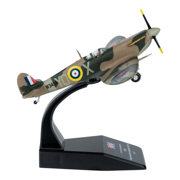 Die cast Model Supermarine Spitfire Ontdek dit gedetailleerde <strong>Die-cast model</strong> van de <strong>Supermarine Spitfire MK VB</strong>, een van de beroemdste jachtvliegtuigen uit de <strong>Tweede Wereldoorlog</strong>. De Spitfire speelde een cruciale rol tijdens de <strong>Slag om Engeland (Battle of Britain)</strong> en stond bekend om zijn <strong>uitstekende wendbaarheid, snelheid en aerodynamisch ontwerp</strong>. Dit model is een eerbetoon aan het vliegtuig dat de Britse luchtverdediging hielp veiligstellen en wordt nog steeds bewonderd door luchtvaartliefhebbers wereldwijd. Dit <strong>schaalmodel (1:72)</strong> is nauwkeurig ontworpen met oog voor detail en wordt geleverd met een <strong>displaystandaard</strong>, waardoor het een perfecte aanvulling is op elke verzameling van militaire luchtvaartgeschiedenis.