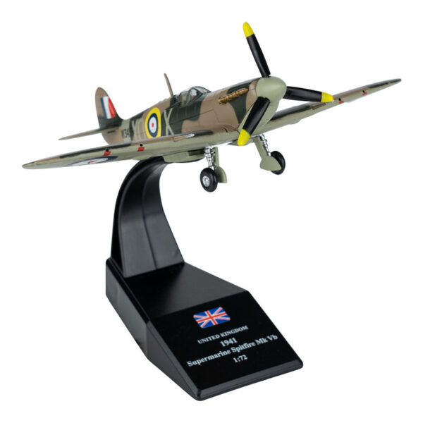 Die cast Model Supermarine Spitfire1 Ontdek dit gedetailleerde <strong>Die-cast model</strong> van de <strong>Supermarine Spitfire MK VB</strong>, een van de beroemdste jachtvliegtuigen uit de <strong>Tweede Wereldoorlog</strong>. De Spitfire speelde een cruciale rol tijdens de <strong>Slag om Engeland (Battle of Britain)</strong> en stond bekend om zijn <strong>uitstekende wendbaarheid, snelheid en aerodynamisch ontwerp</strong>. Dit model is een eerbetoon aan het vliegtuig dat de Britse luchtverdediging hielp veiligstellen en wordt nog steeds bewonderd door luchtvaartliefhebbers wereldwijd. Dit <strong>schaalmodel (1:72)</strong> is nauwkeurig ontworpen met oog voor detail en wordt geleverd met een <strong>displaystandaard</strong>, waardoor het een perfecte aanvulling is op elke verzameling van militaire luchtvaartgeschiedenis.