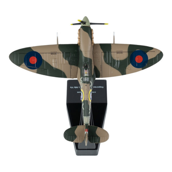Die cast Model Supermarine Spitfire2 Ontdek dit gedetailleerde <strong>Die-cast model</strong> van de <strong>Supermarine Spitfire MK VB</strong>, een van de beroemdste jachtvliegtuigen uit de <strong>Tweede Wereldoorlog</strong>. De Spitfire speelde een cruciale rol tijdens de <strong>Slag om Engeland (Battle of Britain)</strong> en stond bekend om zijn <strong>uitstekende wendbaarheid, snelheid en aerodynamisch ontwerp</strong>. Dit model is een eerbetoon aan het vliegtuig dat de Britse luchtverdediging hielp veiligstellen en wordt nog steeds bewonderd door luchtvaartliefhebbers wereldwijd. Dit <strong>schaalmodel (1:72)</strong> is nauwkeurig ontworpen met oog voor detail en wordt geleverd met een <strong>displaystandaard</strong>, waardoor het een perfecte aanvulling is op elke verzameling van militaire luchtvaartgeschiedenis.