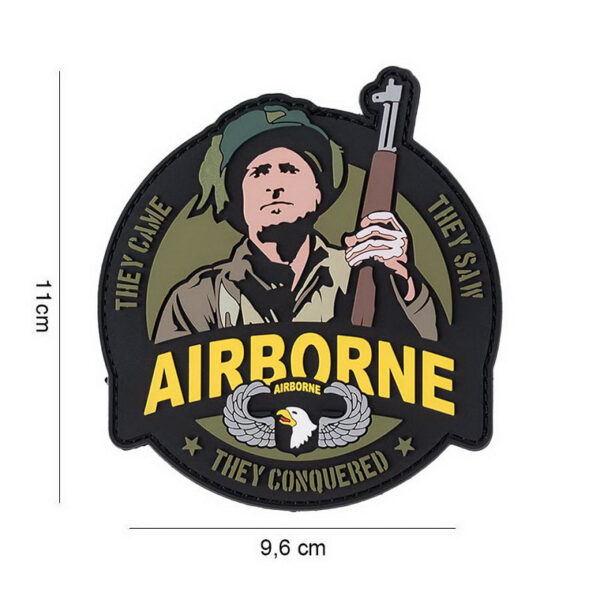 Embleem 3D PVC 101st Airborne soldaat 17061 Dit <strong>3D PVC Embleem</strong> toont een afbeelding van een <strong>soldaat van de 101st Airborne</strong>, beroemd om hun moed en de cruciale rol die zij speelden tijdens de Tweede Wereldoorlog. Dit embleem met <strong>klittenband aan de achterzijde</strong> is eenvoudig te bevestigen op je gear, tas, of kleding. Het is een perfect eerbetoon aan de legendarische <strong>Screaming Eagles</strong> van de 101ste Luchtmobiele Divisie.