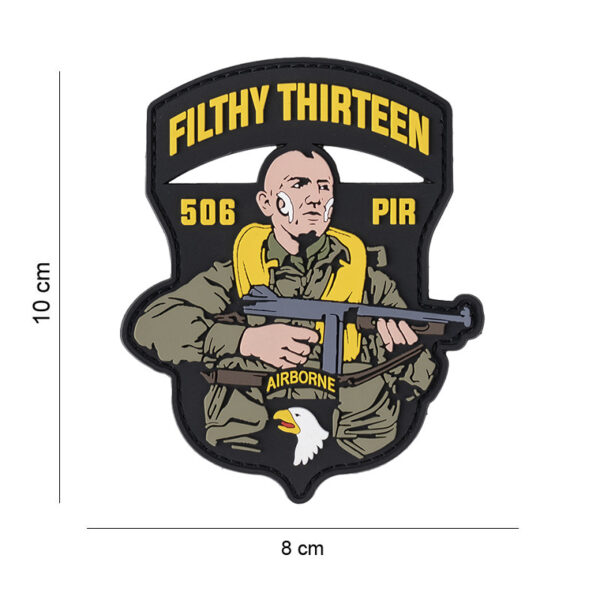 Embleem 3D PVC 506 PIR filthy thirteen 17069 Dit <strong>3D PVC Embleem</strong> draagt het iconische logo van de <strong>506 PIR (Parachute Infantry Regiment)</strong>, bekend uit de <strong>"Filthy Thirteen"</strong>, een legendarische groep van parachutisten die zich onderscheidde tijdens de Tweede Wereldoorlog. Het embleem is voorzien van <strong>klittenband aan de achterzijde</strong>, waardoor het gemakkelijk te bevestigen is aan uitrusting, kleding of tas. Het is een must-have voor historisch geïnteresseerden, verzamelaars, of degenen die de moed en het doorzettingsvermogen van deze helden willen eren.