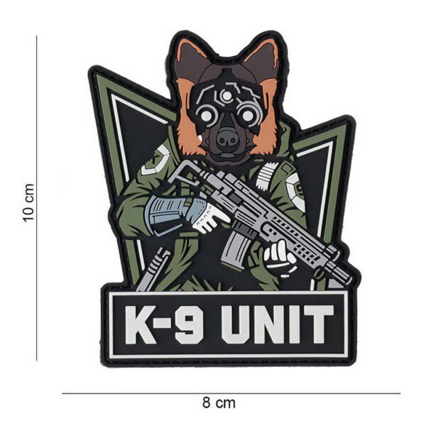 Embleem 3D PVC K 9 Unit glow in the dark 14085 Dit <strong>3D PVC Embleem</strong> toont een <strong>K-9 Unit</strong> ontwerp en heeft een <strong>glow-in-the-dark</strong> functie, zodat het in het donker opvalt. Het embleem is voorzien van een <strong>klittenband achterzijde</strong>, waardoor het eenvoudig bevestigd kan worden aan je tas, kleding of uitrusting. Het is een ideaal accessoire voor hondenliefhebbers of voor wie de kracht van K-9 eenheid waardeert.