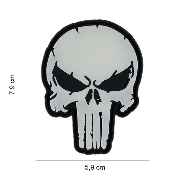 Embleem 3D PVC Punish skull glow in the dark 12014 Dit <strong>3D PVC Embleem</strong> toont een gedetailleerd <strong>Punish Skull</strong> ontwerp en heeft een <strong>glow-in-the-dark</strong> functie, waardoor het een stoere en praktische keuze is voor zowel dag- als nachtgebruik. Het embleem is uitgerust met <strong>klittenband aan de achterzijde</strong>, zodat je het eenvoudig kunt bevestigen aan je tas, kleding of andere uitrusting. Het glow-in-the-dark effect maakt het ideaal voor tactische toepassingen of voor wie gewoon houdt van een opvallend en gedurfd ontwerp.