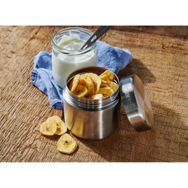 Emergency Food Banana Chips1 <h3 data-start="0" data-end="55"><strong data-start="4" data-end="55">Trek'n Eat Emergency Food – Banana Chips (450g)</strong></h3> <h4 data-start="57" data-end="81"><strong data-start="62" data-end="79">Omschrijving:</strong></h4> <p data-start="82" data-end="567">De <strong data-start="85" data-end="129">Trek'n Eat Emergency Food – Banana Chips</strong> is een smakelijke, handige snack die klaar is om te eten. Deze <strong data-start="193" data-end="224">gevriesdroogde bananenchips</strong> worden ingeblikt met stikstof en vacuümverpakking, waardoor ze <strong data-start="288" data-end="308">15 jaar houdbaar</strong> blijven. Ze zijn ideaal voor langdurige opslag, noodgevallen of als energieboost tijdens outdoor avonturen. Het blik is <strong data-start="429" data-end="447">herschroefbaar</strong> voor extra gemak en versheid. Geniet van de zoete, knapperige chips die je meteen kunt eten zonder enige voorbereiding!</p> <p data-start="89" data-end="626"><strong>>> <a href="https://dedump.nl/wp-content/uploads/2025/02/TR701101.01_Factsheet-Banana-Chips-V210216.pdf" target="_blank" rel="noopener" data-bind="click: $root.onAttachmentClicked">Factsheet</a></strong></p>