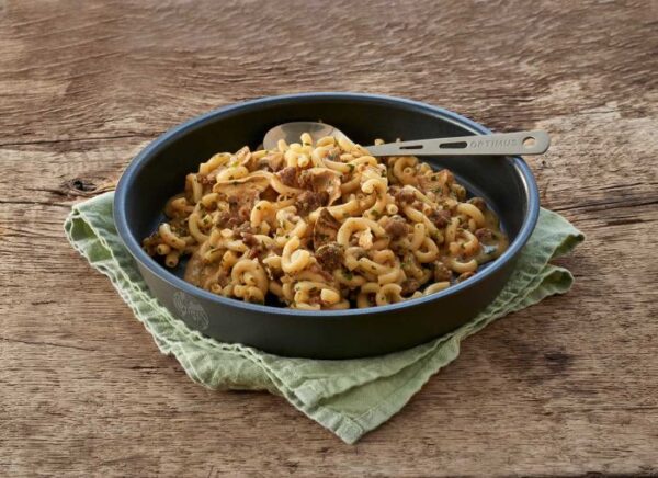 Emergency Food Beef Casserole with Noodles1 <h3 data-start="0" data-end="103"><strong data-start="4" data-end="103">Trek'n Eat Emergency Food Beef Casserole with Noodles – Een stevige maaltijd voor de avonturier</strong></h3> <p data-start="105" data-end="522">De <strong data-start="108" data-end="150">Trek'n Eat Beef Casserole with Noodles</strong> is een <strong data-start="158" data-end="180">heerlijke stoofpot</strong> met <strong data-start="185" data-end="198">rundvlees</strong> en <strong data-start="202" data-end="213">noedels</strong>, ideaal voor <strong data-start="227" data-end="253">avonturen in de natuur</strong> of voor het opbouwen van een <strong data-start="283" data-end="316">lange termijn voedselvoorraad</strong>. Dit <strong data-start="322" data-end="344">ingeblikte gerecht</strong> biedt niet alleen <strong data-start="363" data-end="374">voeding</strong> en <strong data-start="378" data-end="387">gemak</strong>, maar heeft ook een <strong data-start="408" data-end="448">uitstekende houdbaarheid van 15 jaar</strong>, waardoor het perfect is voor <strong data-start="479" data-end="500">overlevingstassen</strong> of <strong data-start="504" data-end="521">noodvoorraden</strong>.</p> <p data-start="89" data-end="626"><strong>>> <a href="https://dedump.nl/wp-content/uploads/2025/02/TR603101.01_Factsheet-Beef-Casserole-with-Noodles-V210216.pdf" target="_blank" rel="noopener" data-bind="click: $root.onAttachmentClicked"><span data-bind="text: $data.Name">Factsheet</span></a></strong></p>